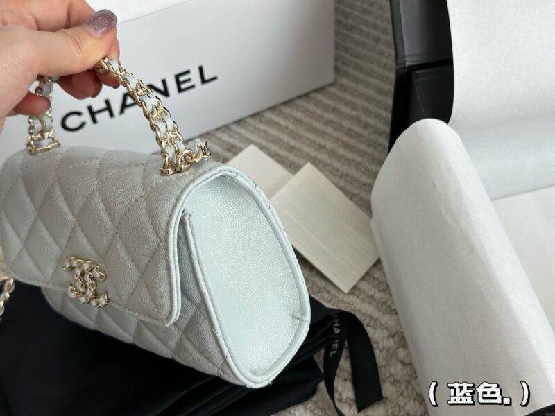 e9927d67bb.jpg 210 box
size:15*12cm
Xiaoxiang Family 23Kelly
This bag type is a whole love to live in
Can be carried by hand or slung diagonally
The caviar cowhide is too perfect!