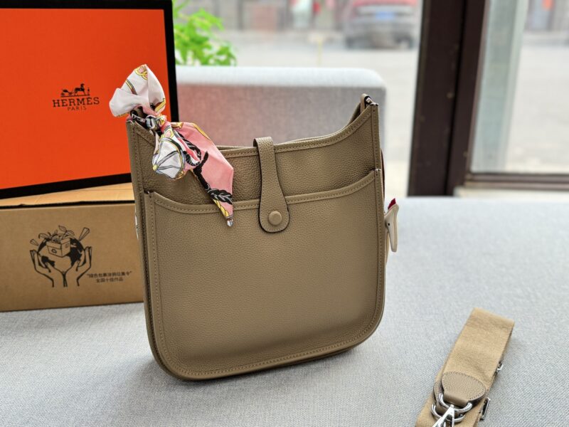 260 Complete Gift Box Set
size：29×30
Hermes Evelyne 29 III bag, Evelyne bag, single shoulder crossbody bag
Retro elegance and a sense of luxury
Moderately sized with a touching capacity
Both casual and formal attire can be easily controlled