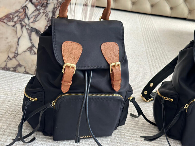 e995b942ea.jpg 230 without box
size:28*32cm
Bur backpack
Waterproof nylon material paired with cowhide!
Ultra light and convenient!
The hardware is very shiny ?
My favorite is the metal chain on the lower half of the strap
Soft and comfortable behind!