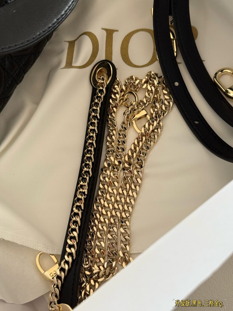 260 box upgrade version
Size: 17 * 15cm (three grids)
Dior handbag by Diana
D Family Princess Dai's Light Gold Button
It's very simple and elegant to hold in your hands and shoulders!
The milky sound makes one feel refreshed and happy
Very tender! It...
