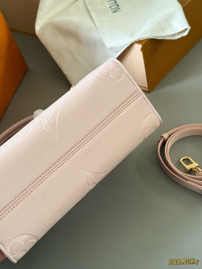 235 box
Size: 25 * 20cm (small)
Excellent quality, understand the goods ??
It's really too advanced!
Warm, gentle, and creamy Iv on the go tote bag
Pink looks so white and tender, so cute and lovely!!
Search Lv on the go shopping bag