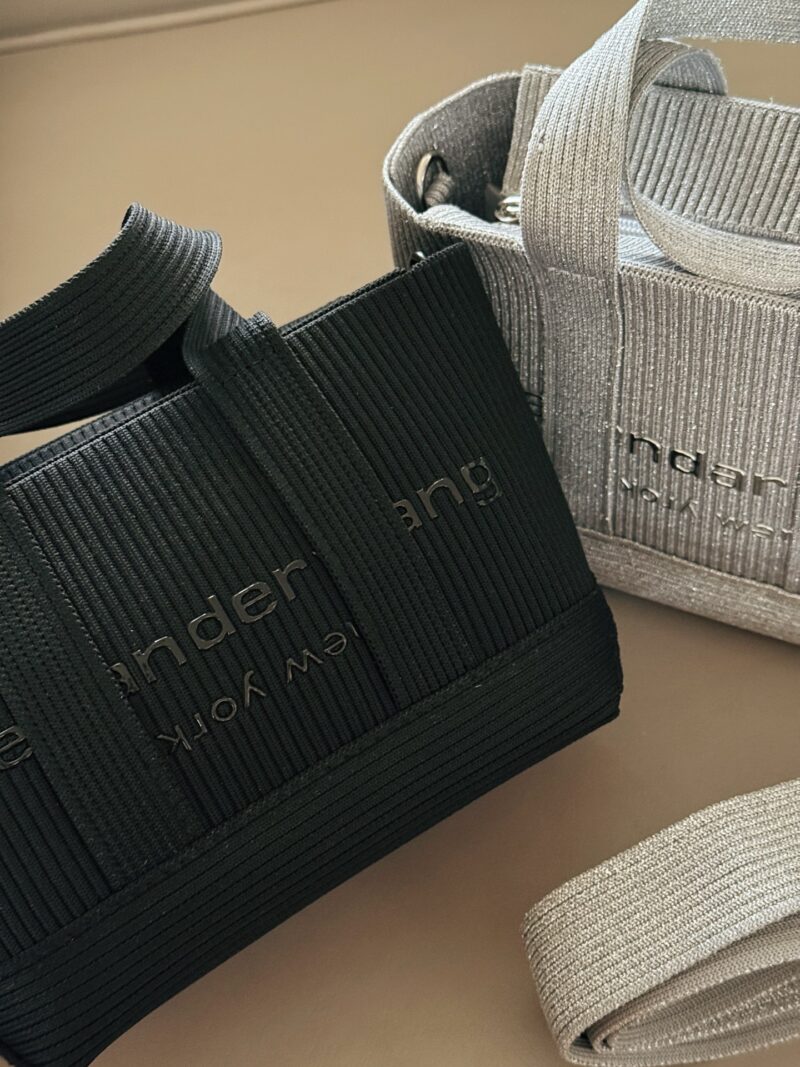 e9aec4b2e5.jpg 190 box
size:18*15cm
Alexander Wang | Who carried the cuteness off the street#
King Ryan Ribbed Mini Tote
Lightweight, comfortable, and easy to carry!