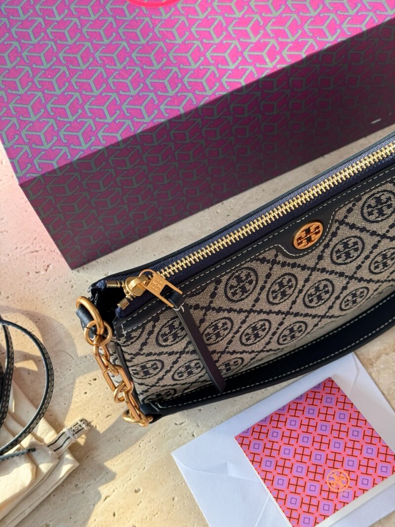 e9b7398cf5.jpg 225 boxes
size:27*15cm
TB Monogram Underarm Bag
Laohua full printed armpit bag
Handheld single shoulder crossbody bag with elegant temperament
Underarm bag is very lightweight, woven with jacquard fabric, blue is very lively