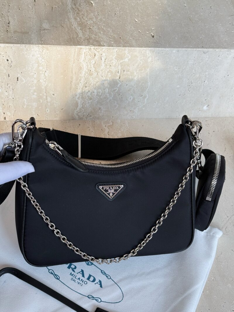 e9d9fac9a3.jpg 200 box top quality
Size: 21 * 12 (large)
9 * 6cm (small)
Prada Hobo Three in One!
?? Export orders to South Korea!
?? The quality is super good!!
A large dumpling like bag with a small bag, a wide shoulder strap and a chain, instantly came u...