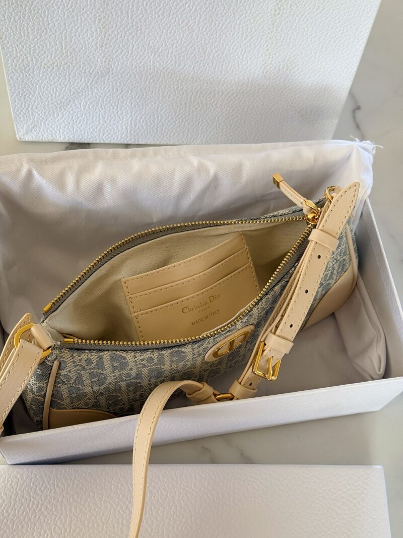 e9e6c54891.jpg 270 pairs of cowhide
size:26*11cm
This bag is enough for summer
D family has secretly released a new style of dumpling dumplings
Upgraded version/Underarm bag
The capacity is very large!
Summer travel is easy and beautiful