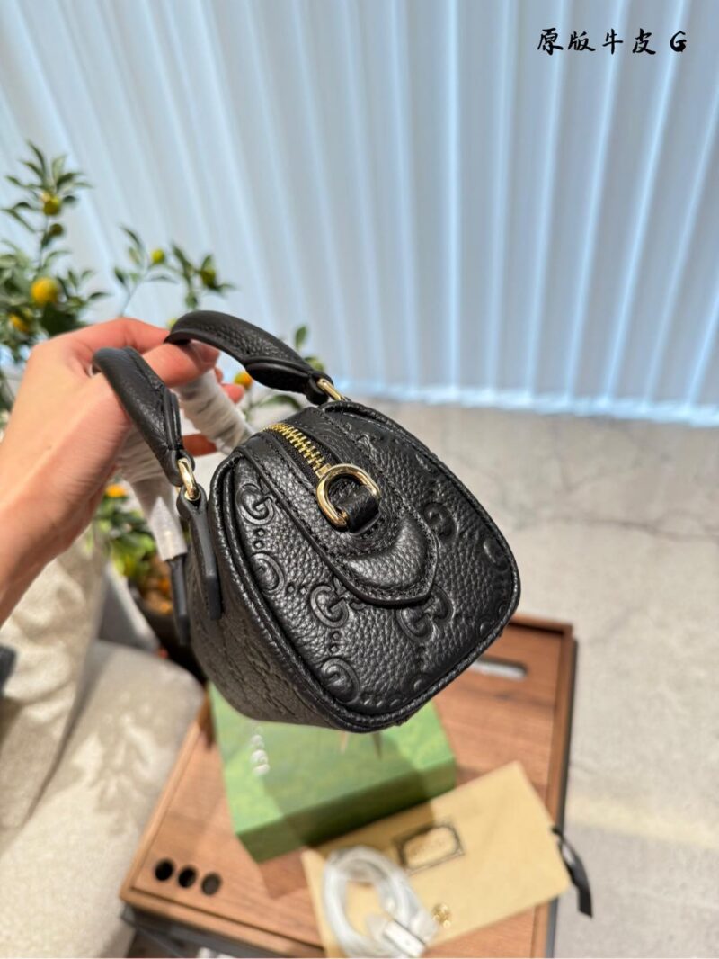 Gucci Boston Nano mini shines in the new series. The series reinterprets classic patterns with creative design and innovative features, injecting a touch of timeless fashion into daily styling. The super double G pattern is presented with eye-catchin...