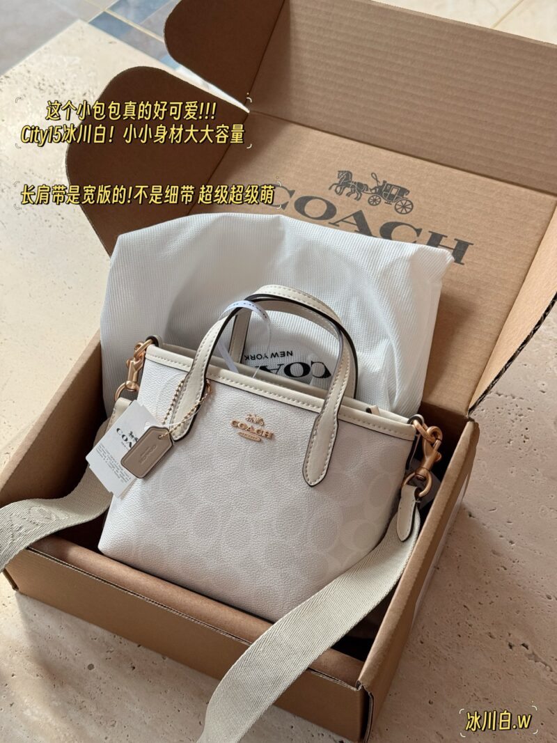 ea007e3f95.jpg 210 box
size:15*14cm
New Product C Mini Tote 15
A very refreshing color
A cute little one is enough for daily use!
City, this mini tote! So cute!!
City15 Glacier White!
