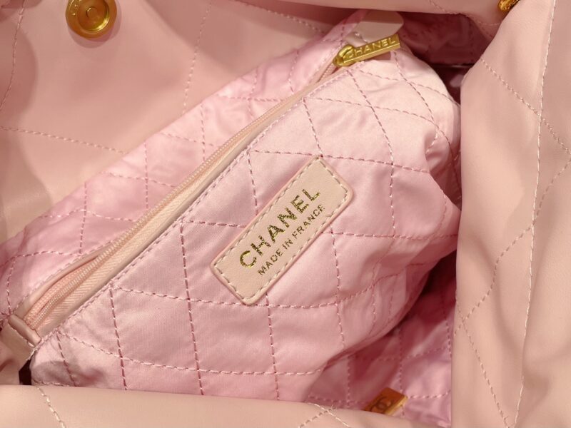 Folding box
Chanel garbage bag
The physical object with a relatively large capacity is stunning!
Can be carried by hand, shoulder crossed, or slung over the back
The upper body is also very beautiful, showing off one's temperament
It really smells go...