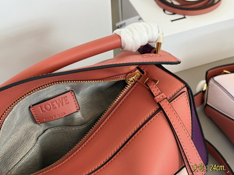 ea1a93c116.jpg 225 255 box
Size: 18 * 10cm (mini)
24 * 15cm (large size)
Loewe Geometry Package Puzzle
Truly cannot be missed,
?? Cowhide quality!
Completely hold on!
Puzzle cranberry color blocking
Even high-level ones have to overflow