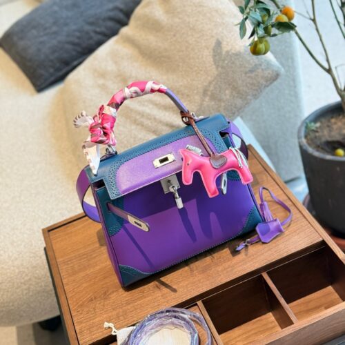 Hermes boys also want to compete with girls for bag backs and French retro casual "Kelly 28 lace
Simplicity is not simple
Lace edge comes with advanced filters
The color is Diamond 0
If you buy a small horse bag for the first time
Choosing Kelly 28cm...