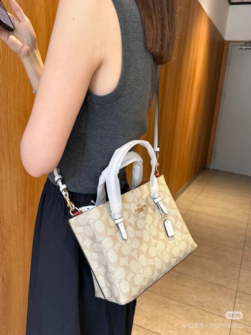 Coach Mollie 25
Open tote bag with two large compartments! Very durable.
Double layered tote bag, the texture is really amazing!!
There is a zipper in the middle that can also hold things, and the shoulder strap is specially designed to be long enoug...