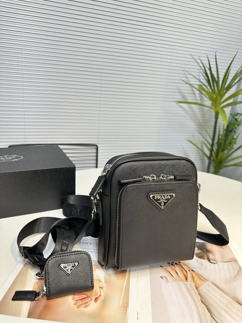 2VH 168 PVC leather
This shoulder bag is made of Saffiano Taiwanese fabric, with simple lines that highlight a striking style. The iconic Saffiano leather material is synonymous with luxury and a symbol of identity for traditional Italian leather man...