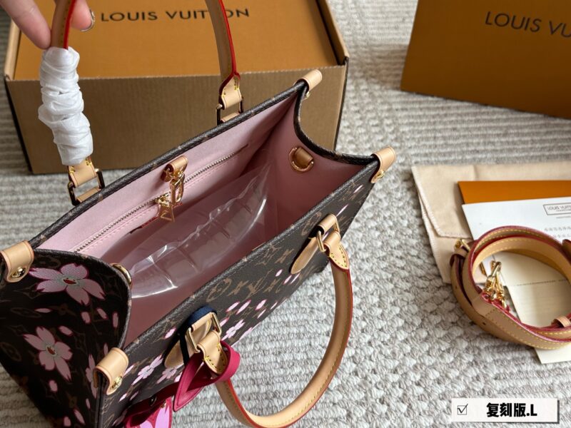 ea21c93357.jpg 245 Sakura Limited Edition
size:25*20cm
The highly anticipated
L Home OnTheGo Small Account
Finally, my dream has come true
Little sisters, look
This small tote is your life bag