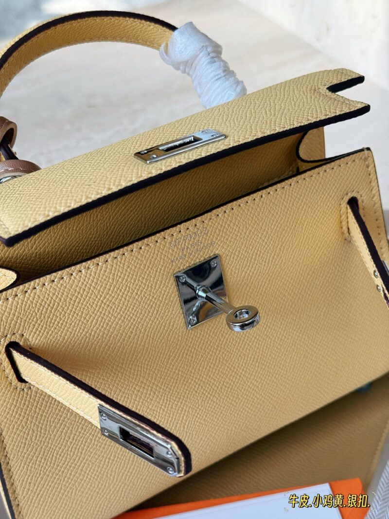 ea31fa6f19.jpg 235 box
Size: 19 * 12.5cm
H Home Hermes Kelly Mini 2nd Generation
Really, madam. Madam looks great
?? Put down your phone
Also pretend to be cute!
?? Cross patterned cowhide
The bag is special and textured!