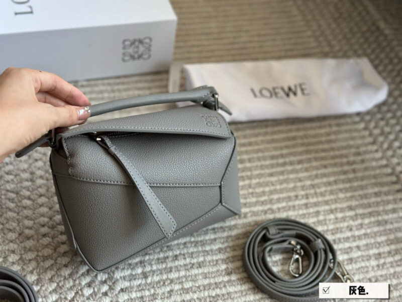 ea4a32538c.jpg 235 260 box
Size: 18 * 11cm (small size)
24 * 15cm (large size)
Loewe Geometry Package Puzzle
A very textured color,
Glacier Blue Puzzle Edge is very advanced!
?? Cowhide quality!
Completely hold on!