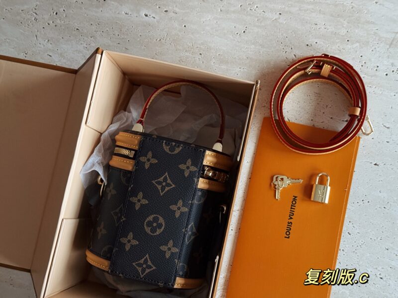 285 sets of complete packaging reprints
size：12.5*15cm
L family cans bucket bag
The newly released small account of the Wealth Bucket
So cute! Nano Money Bucket
The more you use it, the more fragrant it becomes!!!
