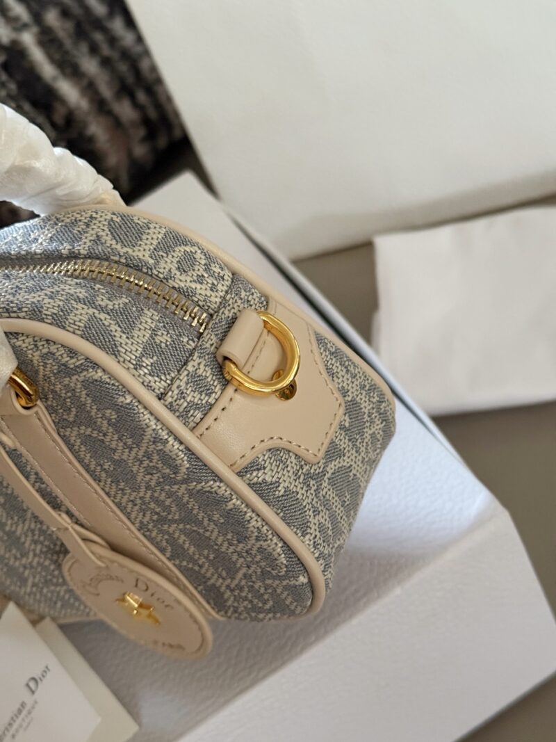 270 boxes
size：20*12cm
D Home VIBE | Pillow Bag
Don't think I'm young, but I'm very good at pretending!
Summer25 new SIZE bowling bag, really looks great!