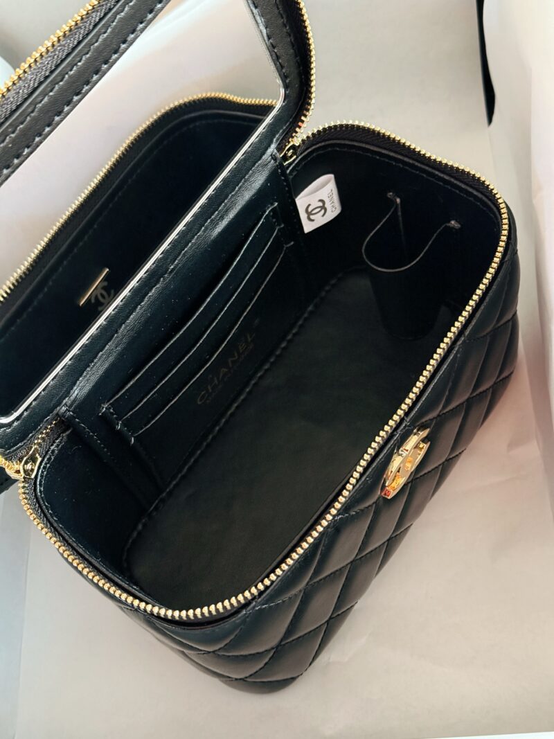 Box pairing
size：18*10cm
Chanel Xiaoxiang Home Withdrawal Box Bag
The long box with black gold Fried Dough Twists handle can be cool and cute
Various stubborn shapes
Truly fragrant