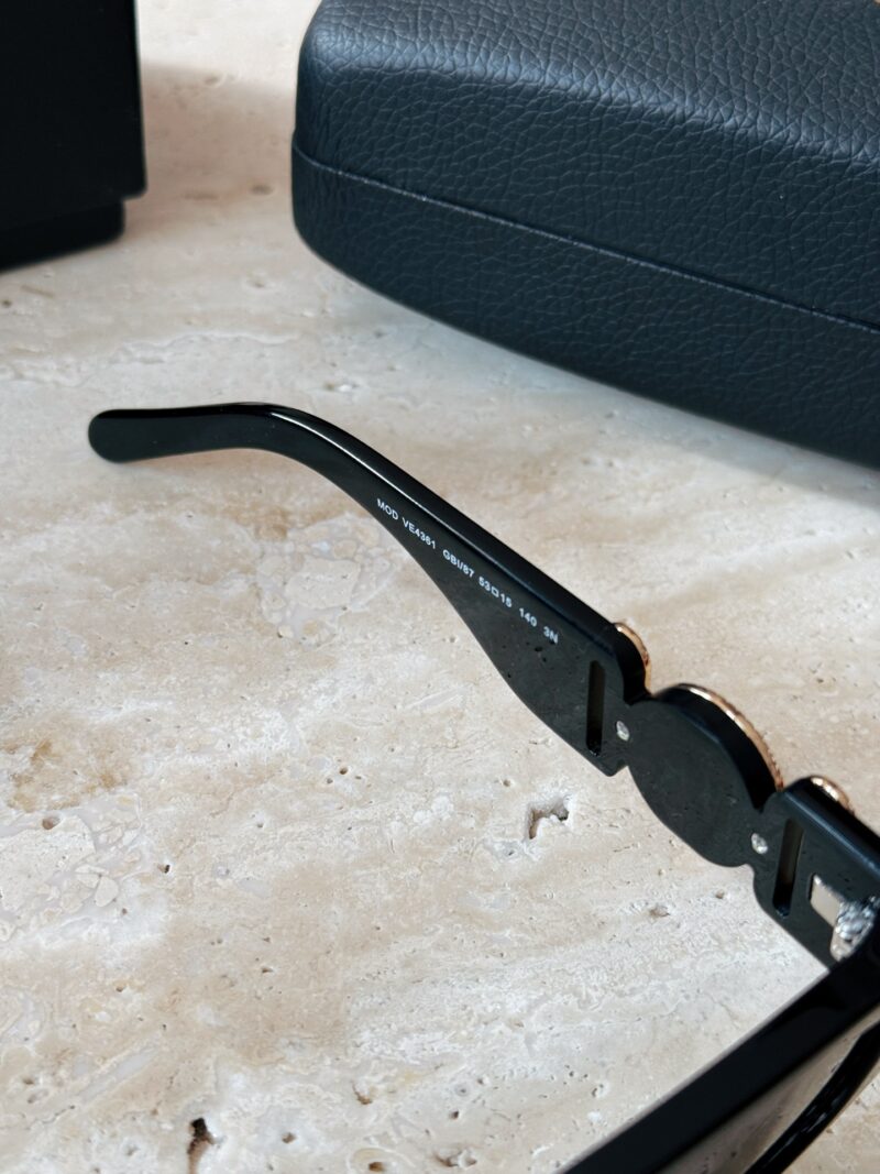 210 sets of complete packaging
Versace Classic Style Side Mirror Leg Cat Eye Frame+Featured Black Gold Logo
Sweet and spicy, fashionable and full of design sense
Wearing these sunglasses quickly elevates your temperament to the next level, making it ...
