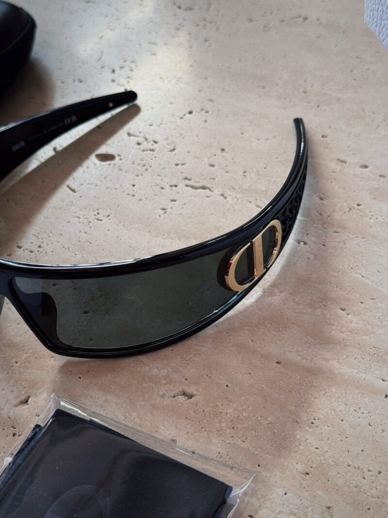 eaaa16d342.jpg 215 boxes
Dior often uses sunglasses and headbands, which are too beautiful
Buy it! Buy it! Buy it!
Sunglasses and headband dual-use 2-in-1!
Headband+sunglasses=fully open aura!