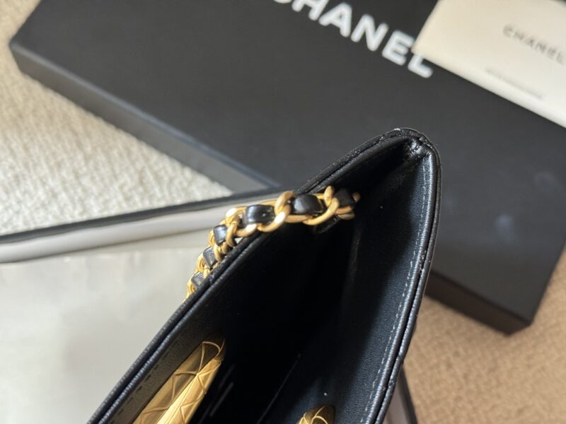 Complete packaging
size：25*17cm
Say goodbye to the dinner bag that can't hold anything,
This is still better!
Xiaoxiangjia 24B Premium Banquet Package
Classic black gold color controller logo
Retro and versatile