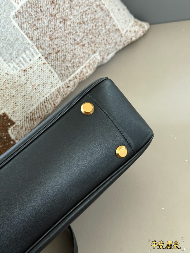 eab3c645b5.jpg 310 box cowhide
size:35*16.5cm
Balenciaga's new Belair armpit bag
Cool and relaxed armpit bag
The feeling of laziness on the upper body is immediately felt
I really like this convenient and cool super practical big bag!