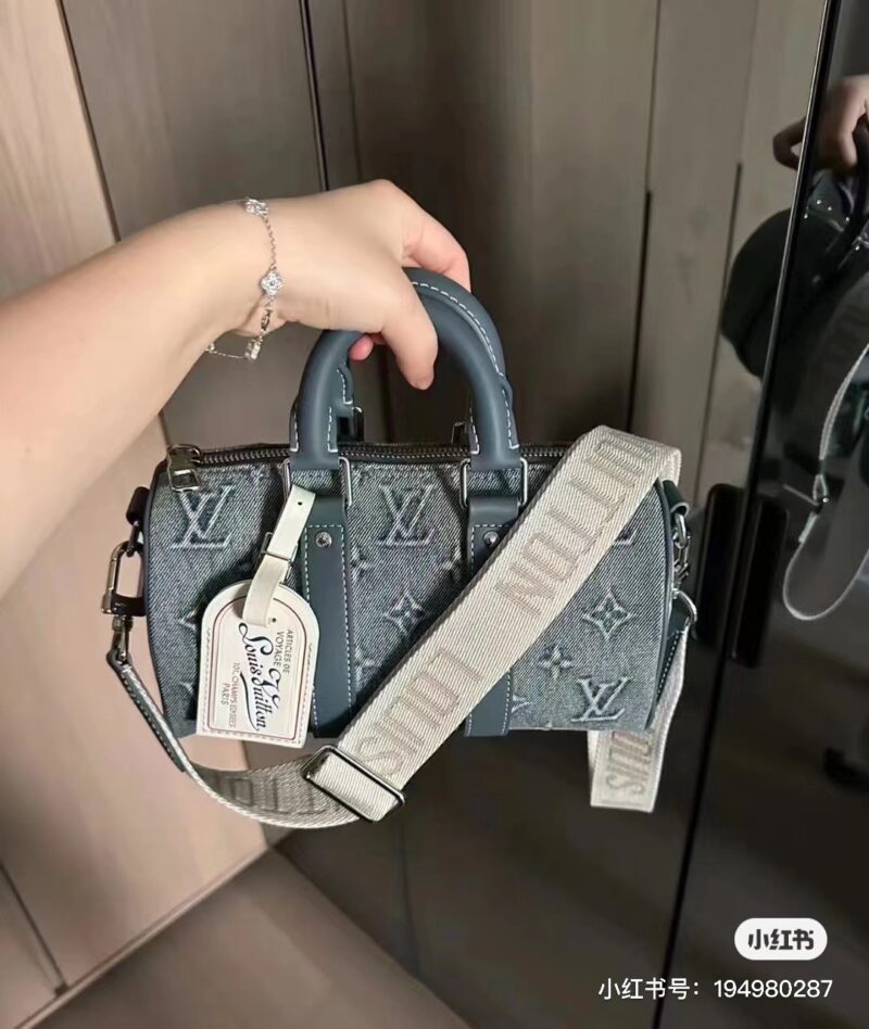 Cowboy Keepall25, I Love It
Expected to be a big hit this year
Comes with hanging tags and wide shoulder straps
Cowboy Keepall25 w
Both men and women can carry someone or not
The capacity is great! !
Lv's new denim pillow bag
Handheld and can be slu...