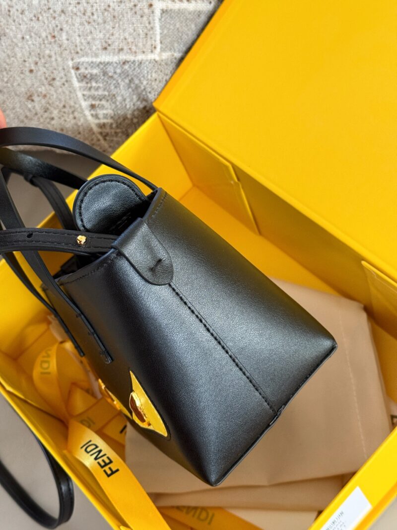 eae865d6f3.jpg 230 box
size:16*13cm
Fendi F's little monster Toth
I found it very versatile on the upper body!
Look at this little one
But it can hold all the necessary items for daily outings~