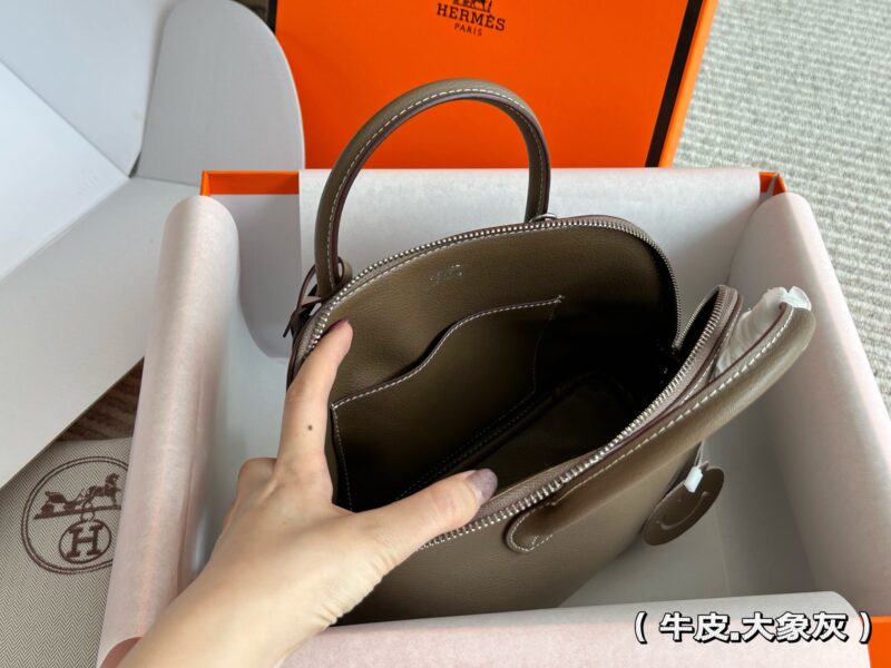 290 cowhide box
size:29*25m
H Home Hermes Bolive Leather Shell
Who hasn't gotten this yet!
Truly unbeatable and adorable!
Carrying it back is truly practical
~Gift of hardware and pony ornaments