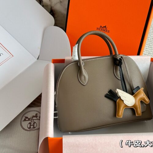 290 cowhide box
size:29*25m
H Home Hermes Bolive Leather Shell
Who hasn't gotten this yet!
Truly unbeatable and adorable!
Carrying it back is truly practical
~Gift of hardware and pony ornaments