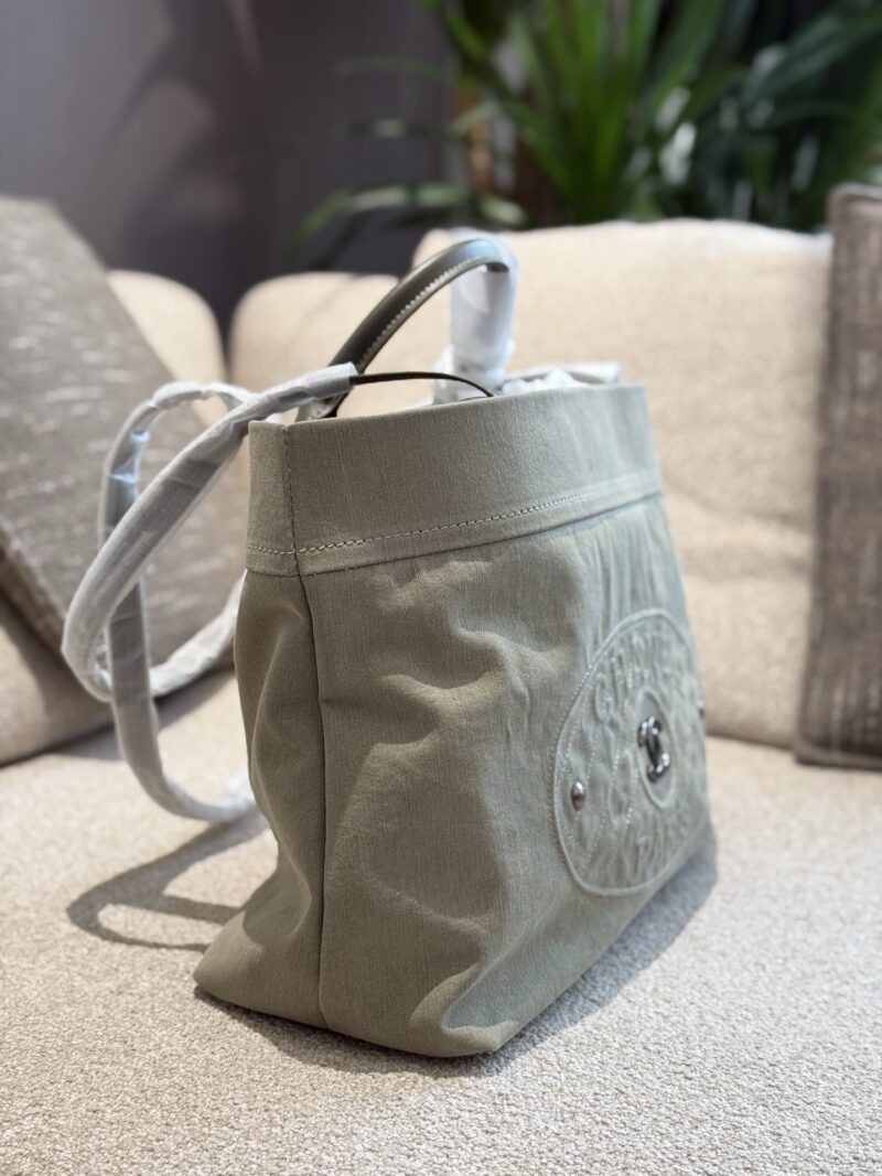 Chanel vintage tote bag p240
Chanel's 2way tote bag is amazing! It looks great when carried on one shoulder or by hand
The bag is made of denim with a slight gray tone
So it's not heavy and durable
Daily commuting, using a computer, or going out for ...