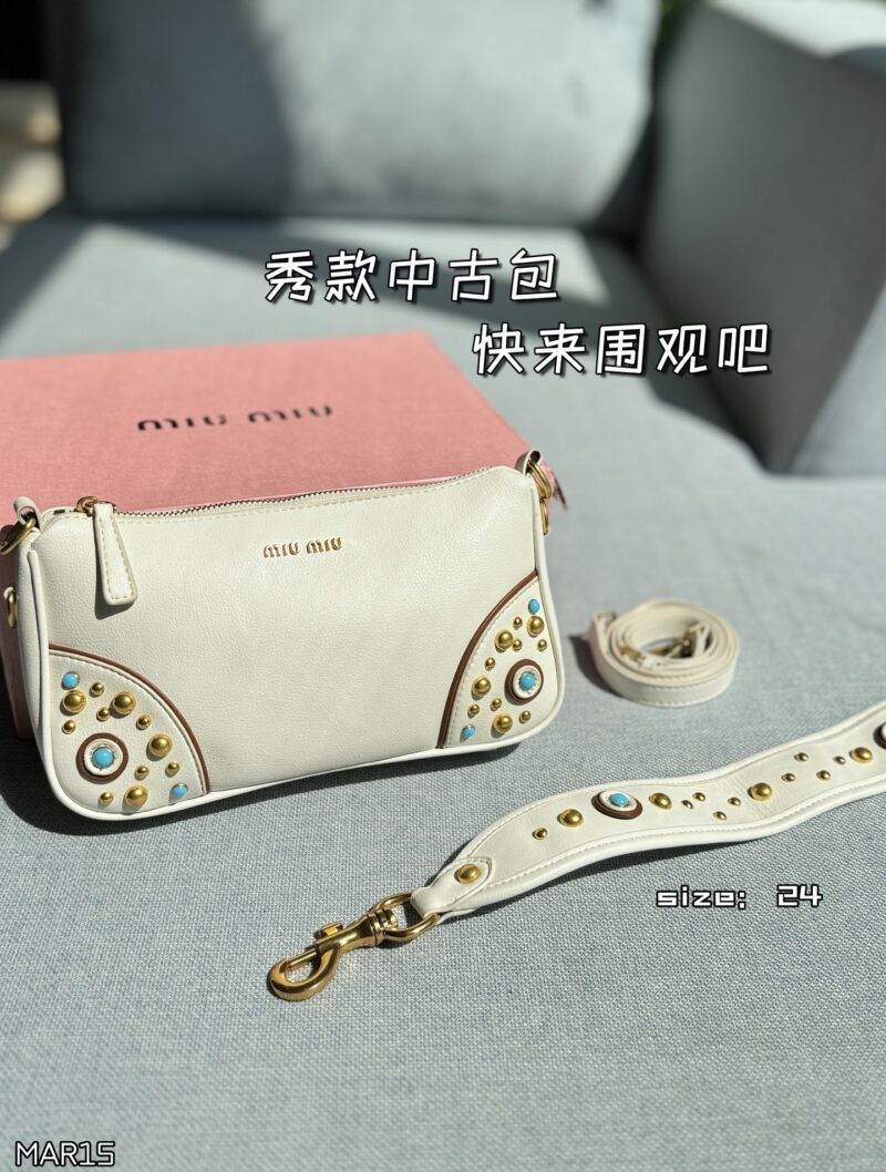 Color card ??
MIU MIU Riveted Underarm Bag Used Bag