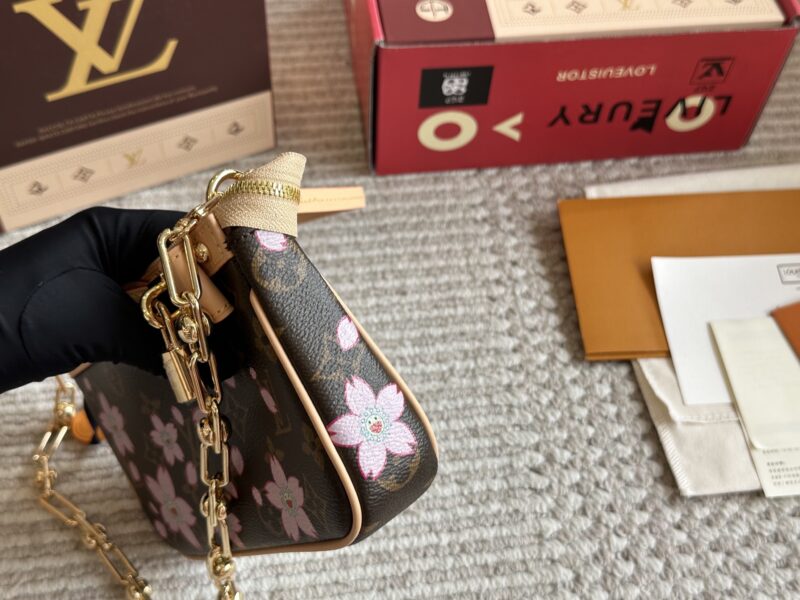 235 box
size：22*12cm 
L Home Mahjong Bun! Replica
?? Short shoulder straps! chain ??
Everything is available!!
Summer mahjong bag is more suitable, really fragrant armpit bag