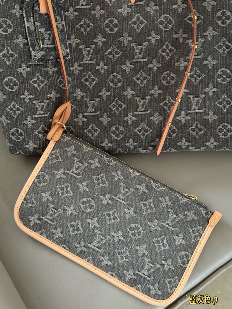 eb547e9a43.jpg 300 boxes
size:41*29cm
L's old flower, Carryall, is everywhere on the road,
Let's have a different one
This denim bag exudes a vintage atmosphere and is packed with UP!
The pattern, fabric, and hardware taste are all okay!
Carryall denim goes well ...