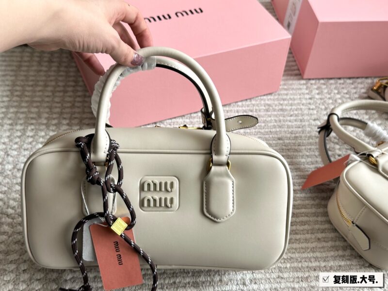 eb79176152.jpg 260, 170 box sets
size:22*11cm
27*13cm
Miumiu bowling/briefcase/
The sweetness of the bag is just right!
It's hard not to love!
Can be carried by hand or slung diagonally
It's definitely not a small waste bag! Full capacity~~
The appearance is Prin...