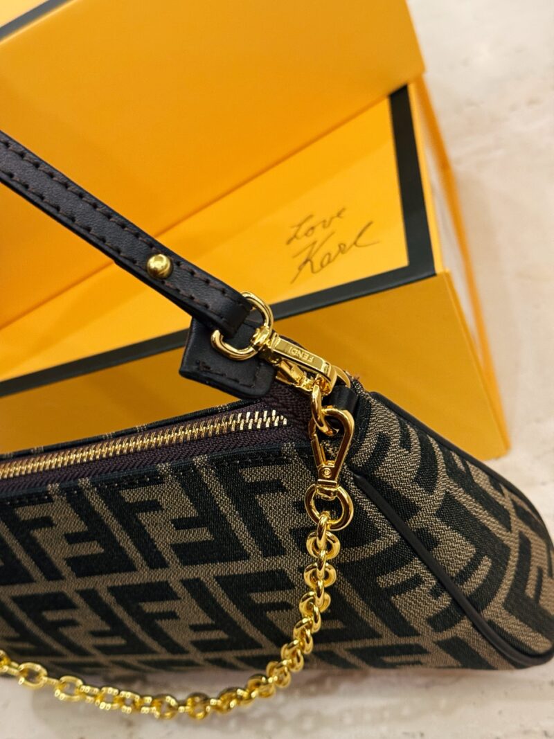 eb8d86865f.jpg 195 box
size:23*14cm
Fendi Underarm Bag/Mahjong Bag
Really perfect!
The leather shoulder strap has a strong texture, and the hardware chain is more exquisite
Love, love, love!
Handheld, Underarm, Crossarm