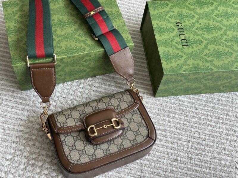 eb907932ac.jpg 235 High Order Edition (Gift Box)
Size 20 * 14cm
GG Small Saddle Bag
Classic coffee color, huge and cute size
Comes with two shoulder straps for easy switching
The perfect combination of thick shoulder straps and thin shoulder straps
Search GG 1955 s...
