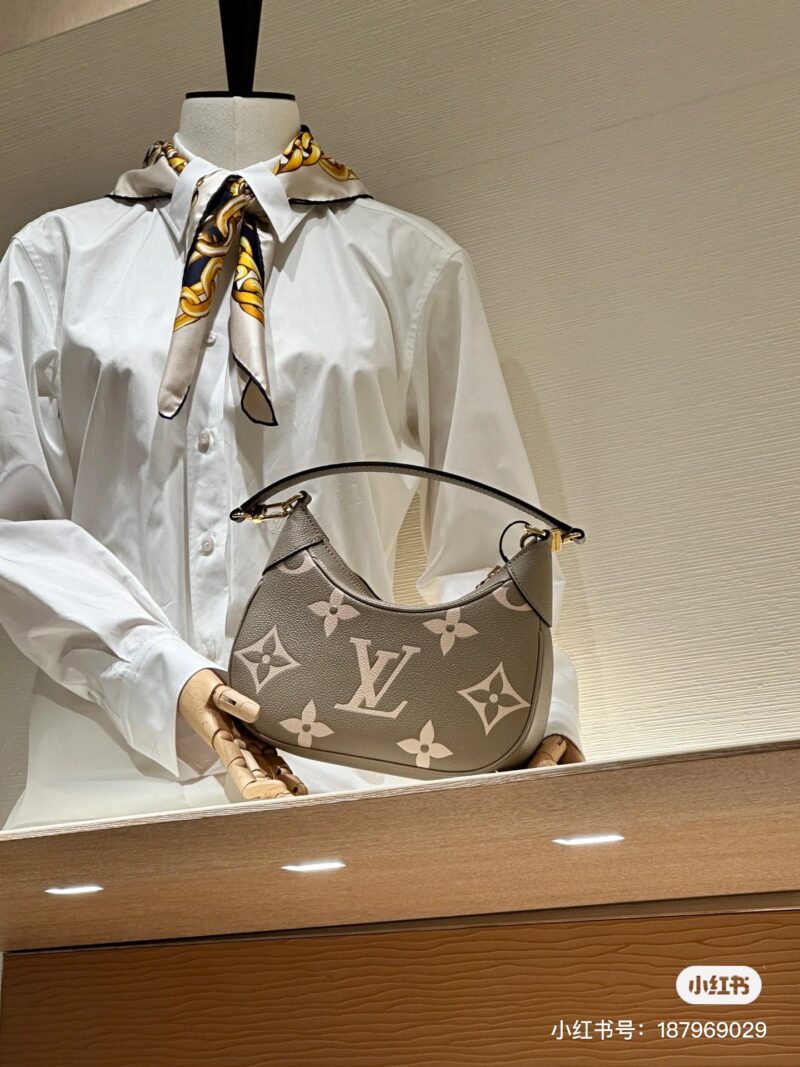 Here's the limit two again. Choose Lv bagatelle armpit bag, Lv bagatelle black and elephant gray
Both colors are absolutely beautiful, it's hard to choose who to like better. The two shoulder straps under the armpits are amazing, and even a crossbody...