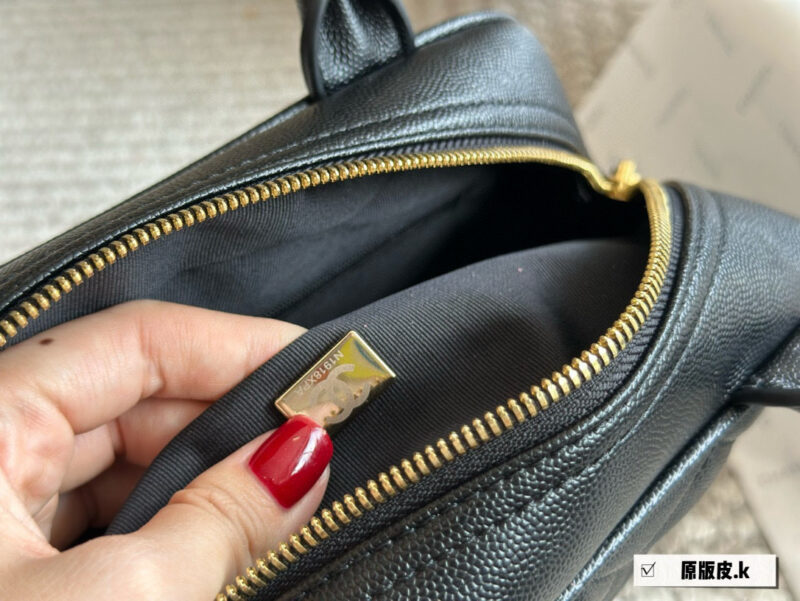 ebc33ffe39.jpg 240 boxes
size:28 16cm
Chanel vintage bowling bag
This bowling bag is really delicious~
A vintage Chanel bowling bag that has been very popular recently.
The design is not easily outdated and is very fashionable to hold in your hand.
?? Cowhide...