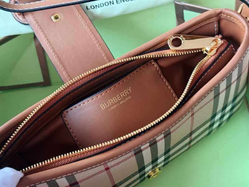 ebe2b6bf3a.jpg 220 boxes#
size:24*11cm
Bur Retro Underarm Bag
I was captivated by fashion and loved deeply
Classic plaid versatile aura
Easily handle various styles
Classic and fashion coexist