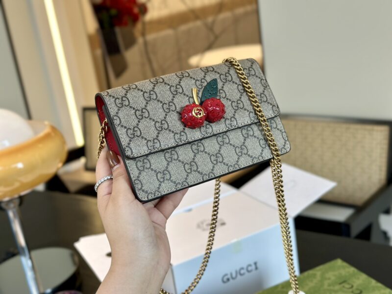 Comes with folding box airplane box
size：20*13cm
Small cherries that are particularly popular every year
GG Cherry Chain Bag
Cute and compact
Gucci Customized Edition!