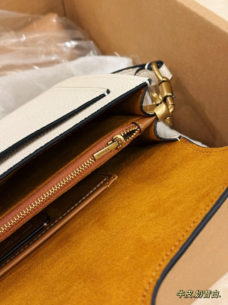 ebfbf5cba8.jpg 235 with box
size:25*15cm
Versatile artifact - tabby
C's Wine God Tabby
Milk white is super beautiful!
Engraving of Coach on Hardware
Full of small details
Equipped with leather straps for both shoulders!