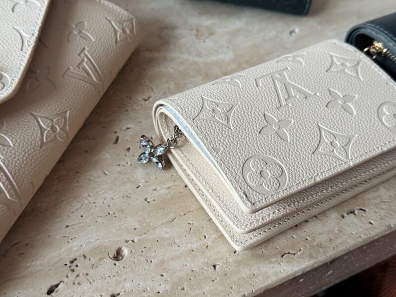 ebfc1a58ba.jpg 170 box cowhide
L's new cowhide milkshake white/gray wallet!
Do you dare to say that you can resist its aura
Great layout!