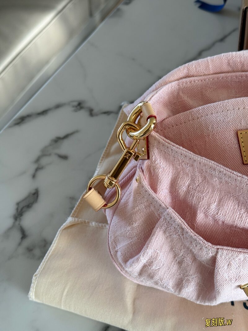 320 box (replica version)
size：26*18cm
L's denim sunset is perfect for spring and summer
I really like the tannin series
The Sunset capacity is sufficient,
Soft and not afraid of pressure,
Pink cherry blossom ingots are too cute!! Who can withstand this