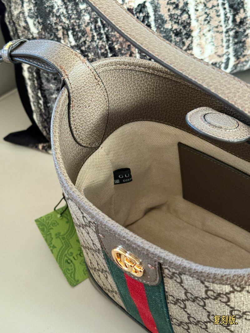 ec284cc0a4.jpg 225 with box, 235 without box
Size: 22 * 20cm (small)
34 * 32cm (large)
GG bucket bag with versatile HOBO design
Very durable
Practical large capacity~Adjustable shoulder strap
It can better meet different dressing needs and allow you to freely match them