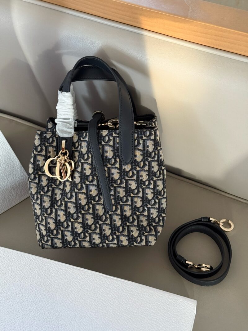320 box
Size: 18 * 20cm (small)
D Home Tourers
How to choose horizontal/vertical version?
Simple yet not simple,
Elegant and full of vitality, with a large capacity,
One package takes care of everything!