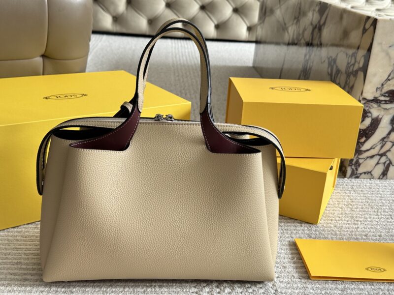 310 box cowhide
size：20*33cm
TODS's milk tea bucket bag is so delicious!
TODS's newly released bucket bag
A cute little one that combines appearance and capacity!
Can be carried diagonally or by hand
It's really convenient to go out in daily life
B...