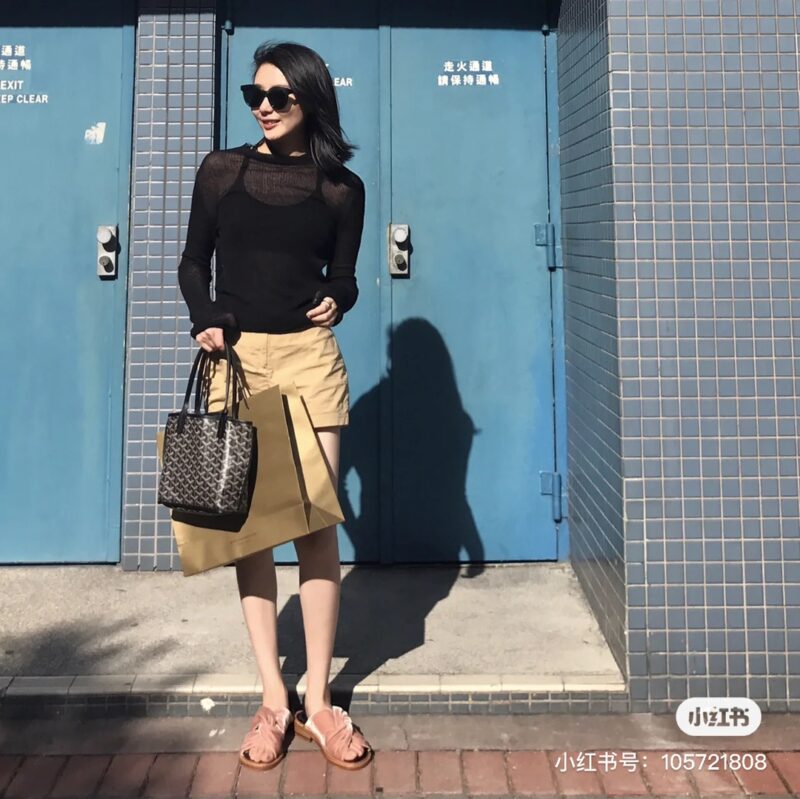 Goyard double-sided tote small shopping bag perfectly matches summer. Recently, major brands have released mini models, and the popular dog tooth is no exception. As soon as I heard about the mini, I found it very cute and suitable for little girls. ...