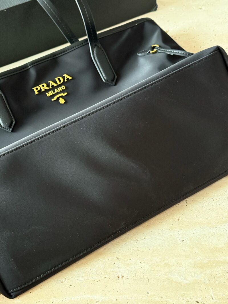 ec58f928de.jpg 235 box
size:32*28cm
Prad tote bag (shopping bag)
Specialized nylon fabric!
light! Comfortable! Extremely practical!
Another timeless shopping bag