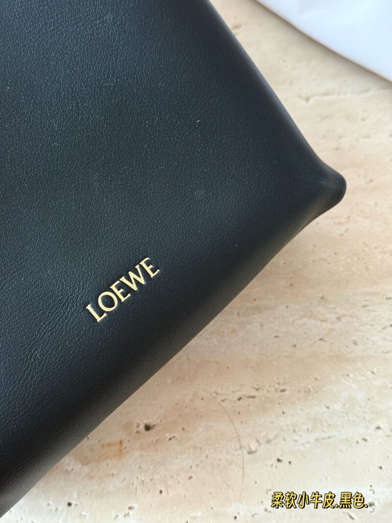 ec641c95f3.jpg 235 box cowhide
size:17*21cm
Loewe's new pebble pouch
Exquisite and compact
Zundu is very beautiful and soft
The material of calf leather feels very comfortable to the touch